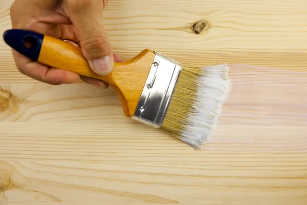 Textura de madera, mano y pincel / revestimiento por barniz — Foto de Stock