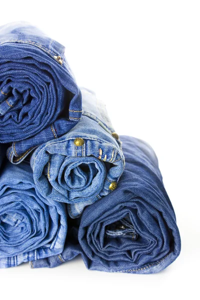 Rotoli di Blue Jeans isolati su sfondo bianco — Foto Stock