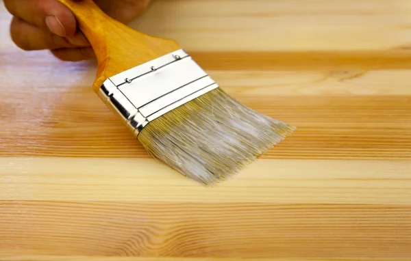 Holz Textur, menschliche Hand und Pinsel / Hausarbeit Hintergrund — Stockfoto