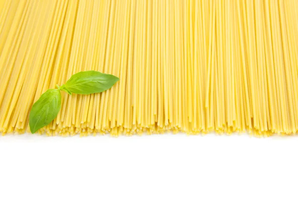 Cozinha italiana / espaguete com manjericão / isolado em branco — Fotografia de Stock