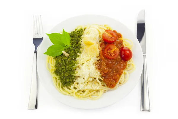 Italská vlajka - těstoviny se zeleným pestem, bílým parmezánem a červeným až — Stock fotografie