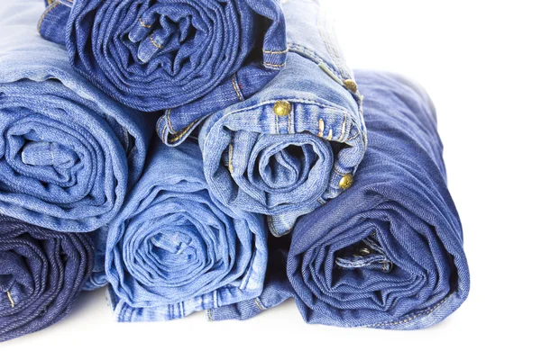 Rotoli di Blue Jeans isolati su sfondo bianco — Foto Stock