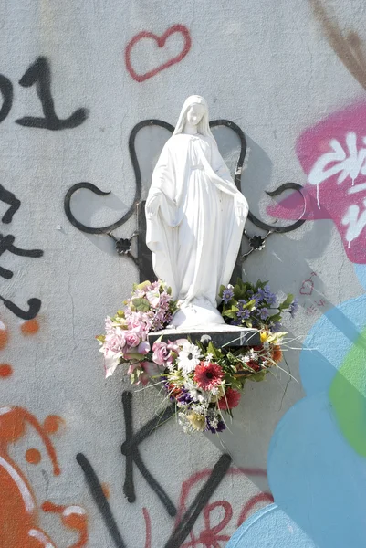 Virgen y graffiti —  Fotos de Stock