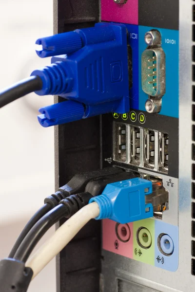 Kabely pro připojení k zadní části počítače — Stock fotografie