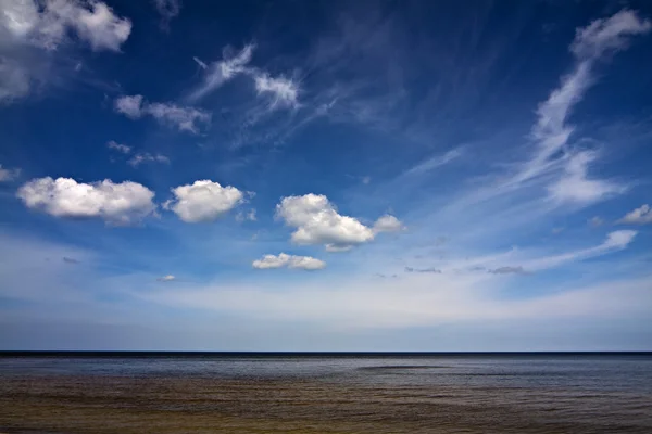 Cielo nuvoloso sul mare. — Foto Stock