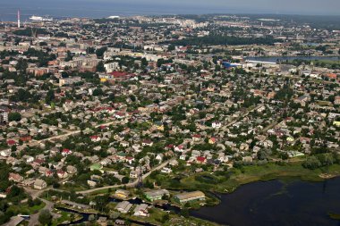 Deniz, şehir liepaja sanayi bölgesi havadan görünümü.