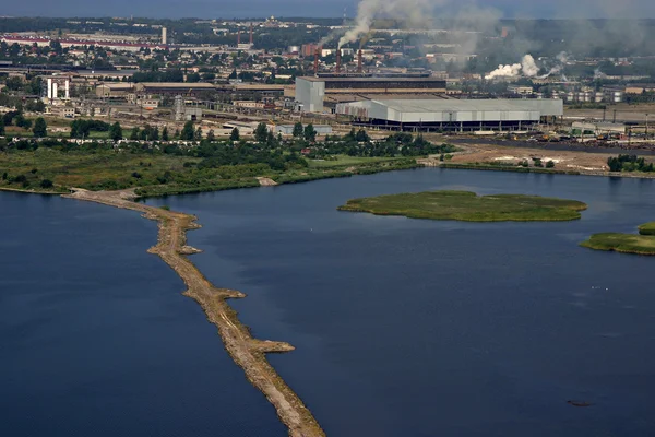 Αεροφωτογραφία της βιομηχανικής περιοχής από τη θάλασσα, πόλη Λιεπάγια. — Φωτογραφία Αρχείου