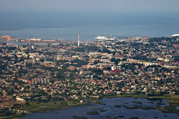 Вид с воздуха на промышленную зону у моря, город Лиепая . — стоковое фото