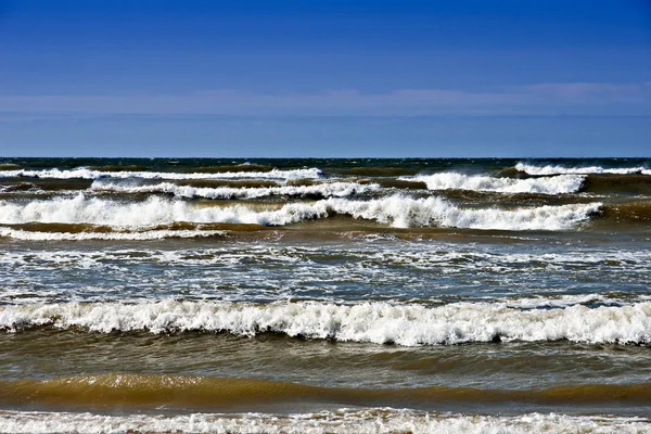 Балтийское море в ветреный день рядом с Mikeltornis.Latvia . — стоковое фото