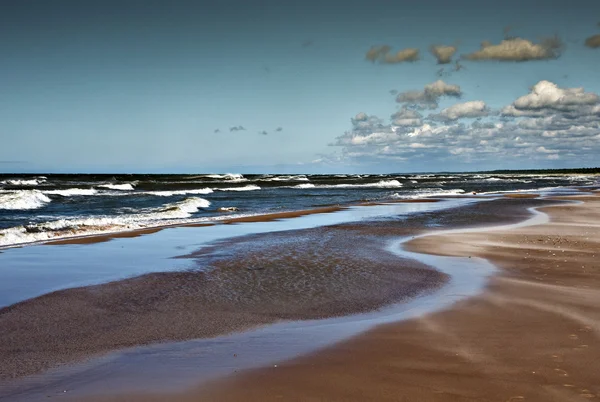 Östersjön i blåsig dag nära mikeltornis.latvia. — Stockfoto