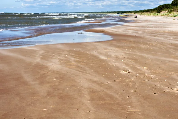 Mar Baltico in ventoso giorno vicino a Mikeltornis.Latvia . — Foto Stock