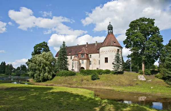 Średniowieczny zamek w jaunpils. — Zdjęcie stockowe