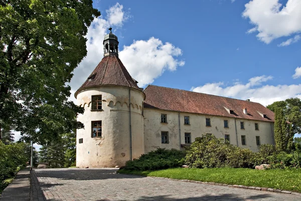 Średniowieczny zamek w jaunpils. — Zdjęcie stockowe
