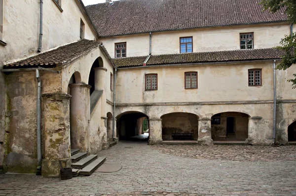 Středověký hradní nádvoří. — Stock fotografie