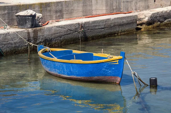 Boot afgemeerd in molfetta haven. Apulië. — Stockfoto