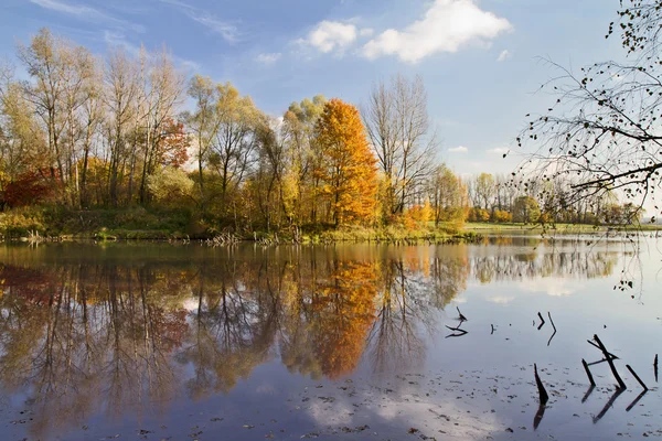 Озеро восени — стокове фото