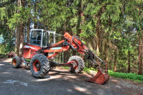 Traktor i skogen — Stockfoto