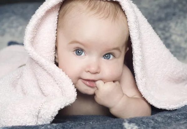 Baby met een handdoek — Stockfoto