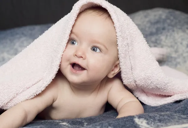 수건으로 웃는 아기 스톡 사진
