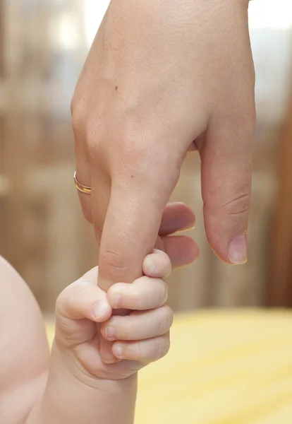 Main de bébé tenant le doigt de la mère Images De Stock Libres De Droits