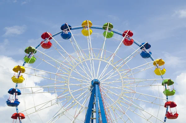 Detalle de rueda de la fortuna en un cielo azul — Foto de Stock