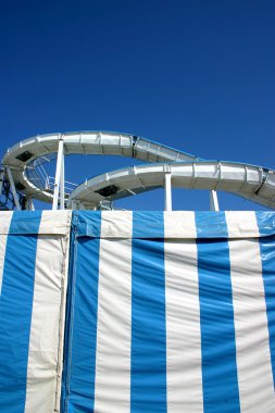 roller coaster ve mavi çizgiler