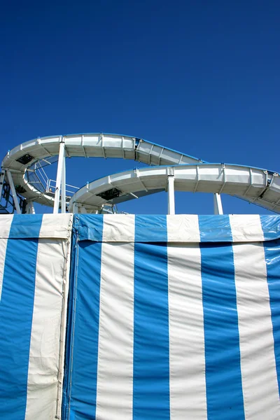 Roller coaster et lignes bleues — Photo
