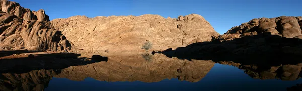 在西奈沙漠中奇妙的湖 — 图库照片
