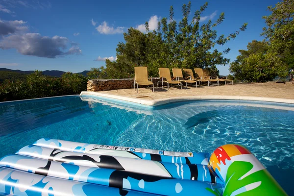 Cama de aire flotando en una piscina — Foto de Stock