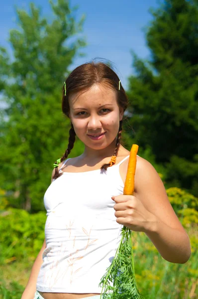 Mujer sosteniendo zanahoria —  Fotos de Stock