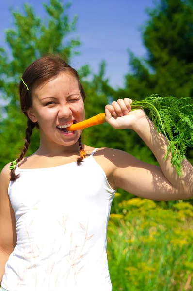 Mulher comendo cenoura — Fotografia de Stock