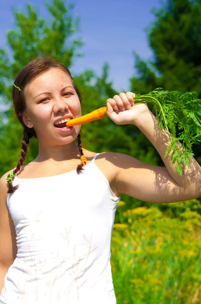 女人吃胡萝卜 — 图库照片