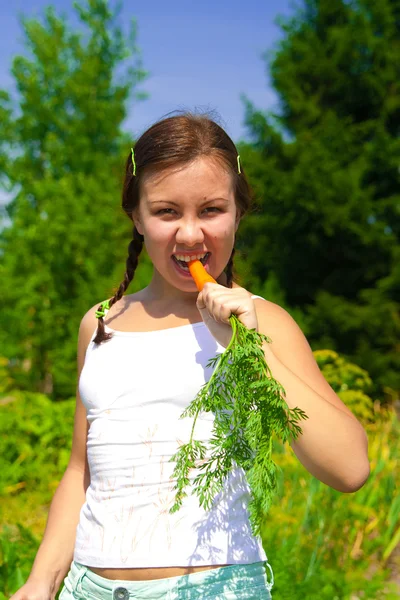 Γυναίκα τρώει καρότο — Φωτογραφία Αρχείου