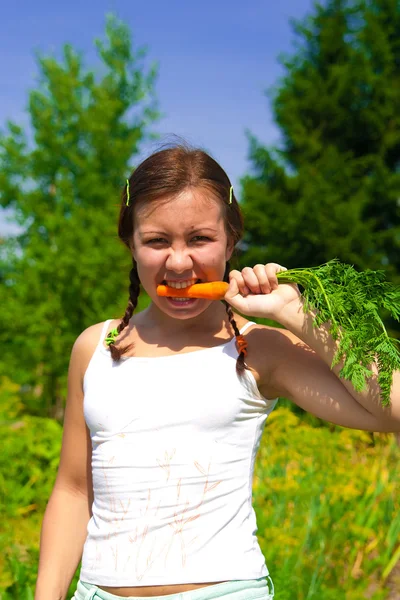 Femme mangeant de la carotte — Photo