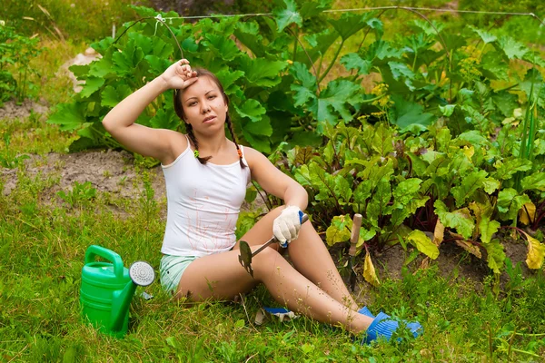 Mujer joven en cocina-jardín — Foto de Stock