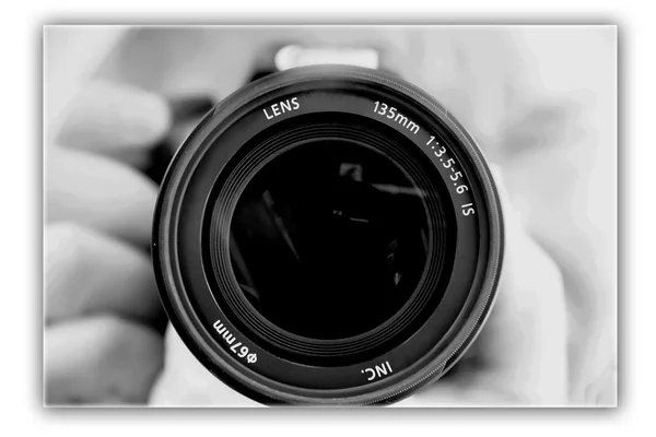 Fotografera lins i händerna på fotografen — Stockfoto