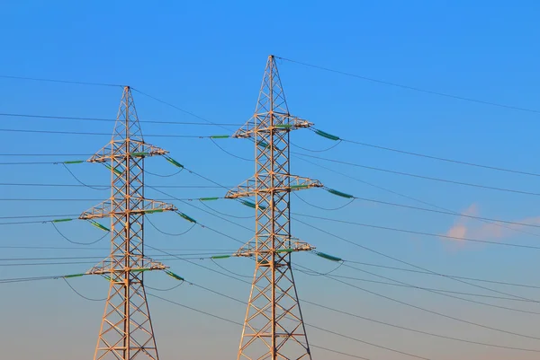 Electric power transmission towers at sunrise — Stock Photo, Image