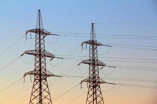Torres de transmisión de energía eléctrica al atardecer — Foto de Stock