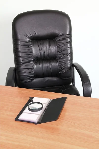 Καρέκλα και γραφείο στο γραφείο — Φωτογραφία Αρχείου