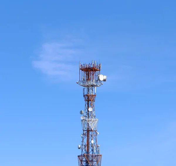 Torre de comunicación contra el cielo azul — Foto de Stock