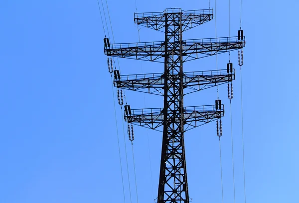 Torres de transmissão de energia elétrica contra o céu azul — Fotografia de Stock