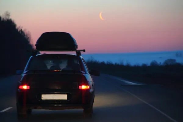 새벽의 배경에 이동 하는 차 — 스톡 사진