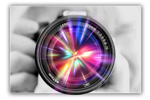 Fotografar lente nas mãos do fotógrafo — Fotografia de Stock