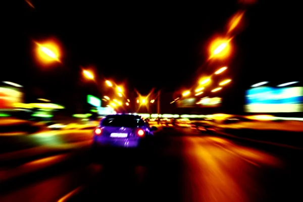 Автомобіль їде на нічні вулиці міста — стокове фото