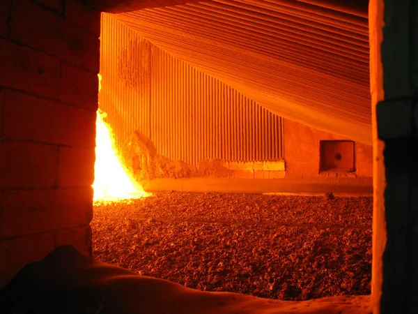 Вогонь у вогняному котлі — стокове фото