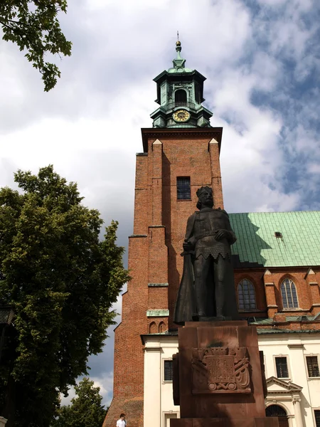 De kathedraal van Gniezno in de voormalige Poolse hoofdstad — Stockfoto