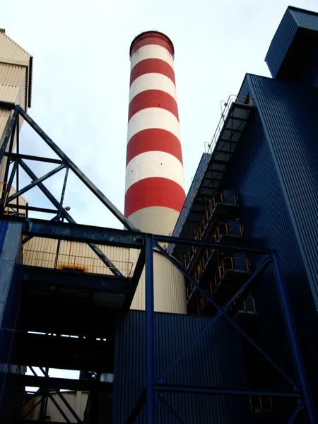 빨간색과 흰색 높은 산업 굴뚝 — Stock Fotó