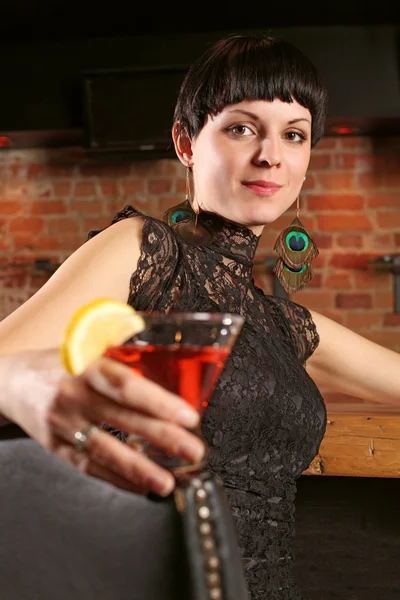Mooie vrouw in een bar — Stockfoto