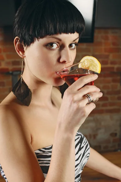 Νεαρή γυναίκα πίνοντας ένα μαρτίνι — Φωτογραφία Αρχείου