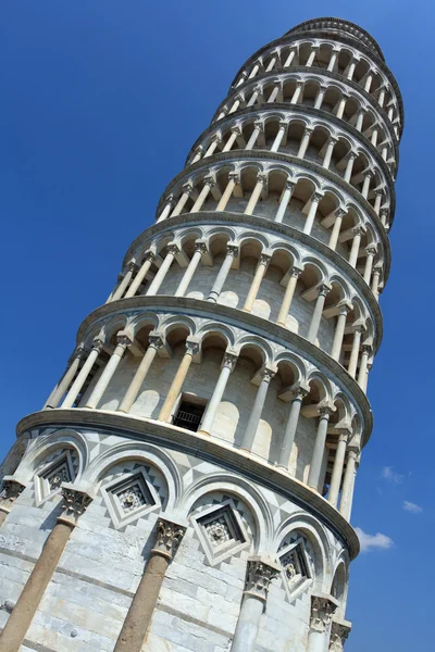 Mirando hacia la Torre Inclinada de Pisa —  Fotos de Stock